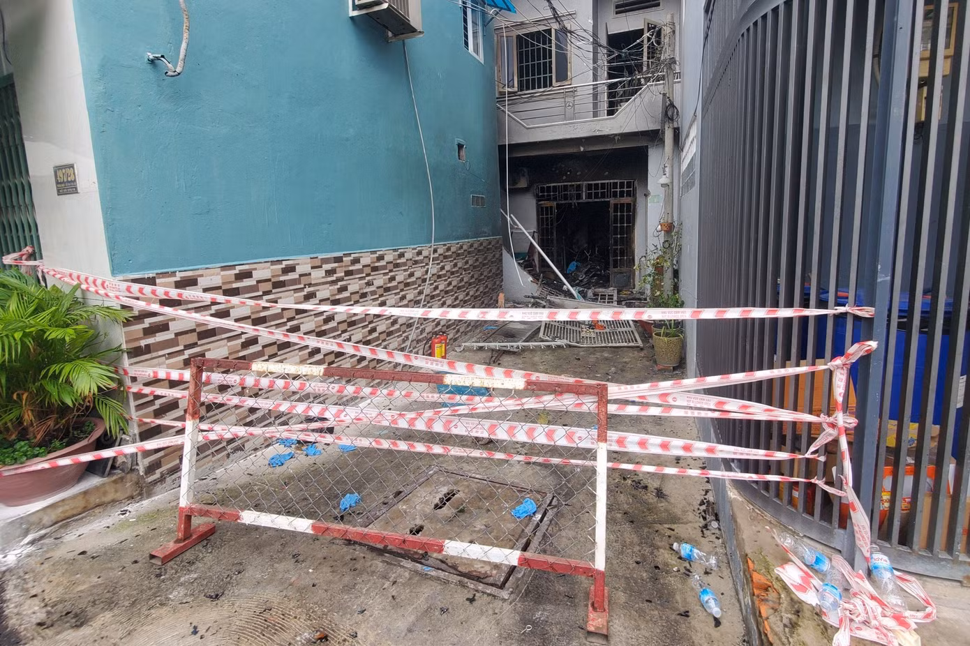 Hiện trường vụ cháy được phong tỏa. Hiện trường vụ cháy được phong tỏa.