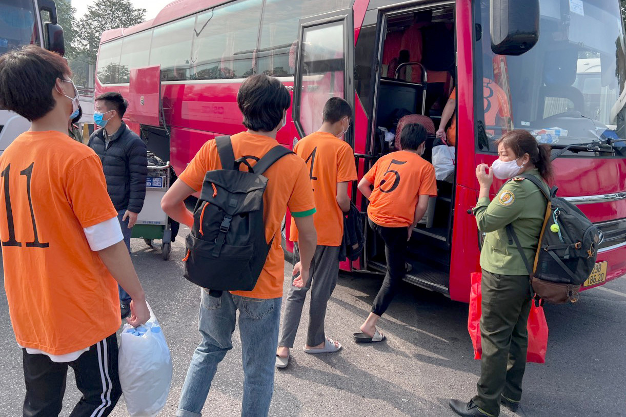 Công an trục xuất các trường hợp nhập cảnh trái phép (Ảnh: Công an TPHCM). Công an trục xuất các trường hợp nhập cảnh trái phép (Ảnh: Công an TPHCM).