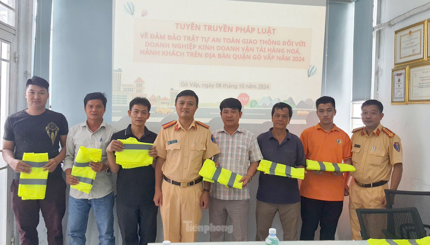 Đội CSGT trật tự Công an quận Gò Vấp tặng áo phản quang cho chủ các doanh nghiệp. Ảnh: Hoàng Thuận. Đội CSGT trật tự Công an quận Gò Vấp tặng áo phản quang cho chủ các doanh nghiệp. Ảnh: Hoàng Thuận.