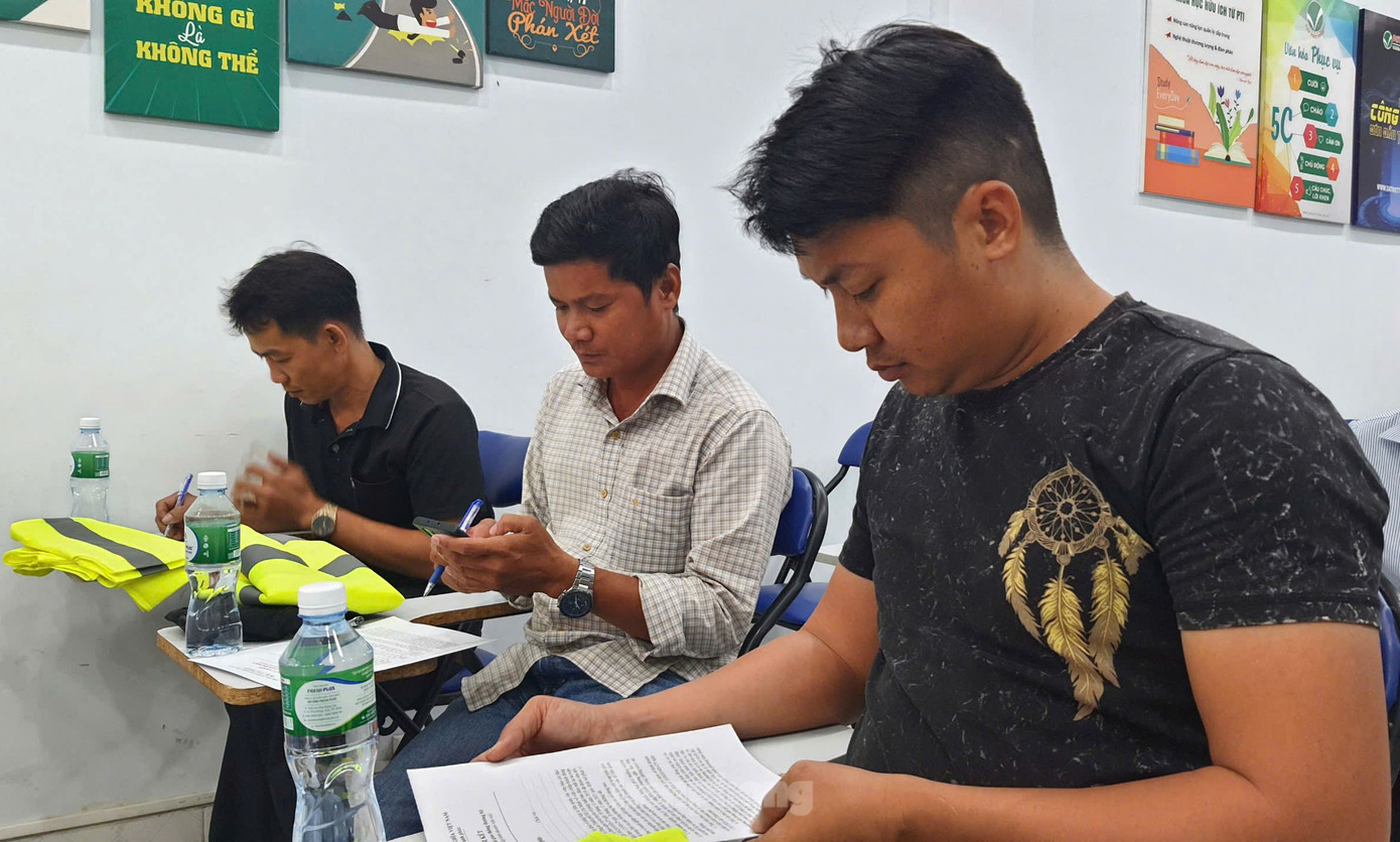 Đại diện các doanh nghiệp ký cam kết chấp hành Luật giao thông đường bộ. Ảnh: Hoàng Thuận. Đại diện các doanh nghiệp ký cam kết chấp hành Luật giao thông đường bộ. Ảnh: Hoàng Thuận.