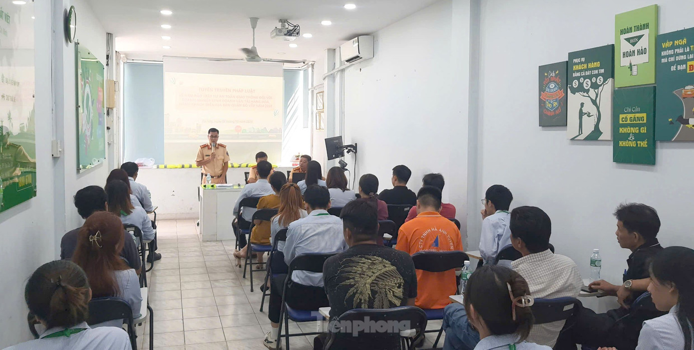 Đội CSGT trật tự Công an quận Gò Vấp phổ biến các quy định mới về Luật giao thông cho đại diện các doanh nghiệp vận tải hàng hóa, hành khách. Ảnh: Hoàng Thuận. Đội CSGT trật tự Công an quận Gò Vấp phổ biến các quy định mới về Luật giao thông cho đại diện các doanh nghiệp vận tải hàng hóa, hành khách. Ảnh: Hoàng Thuận.