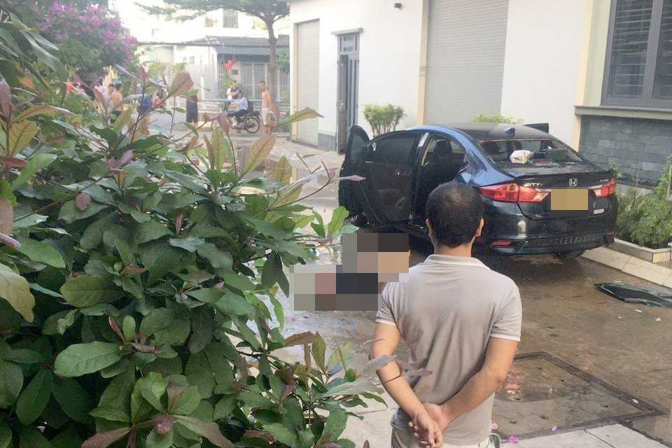 Ô tô phát nổ rồi bốc cháy.