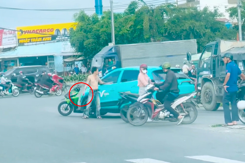 Người đàn ông cầm dao chặn ô tô công nghệ. Ảnh cắt từ clip. Người đàn ông cầm dao chặn ô tô công nghệ. Ảnh cắt từ clip.