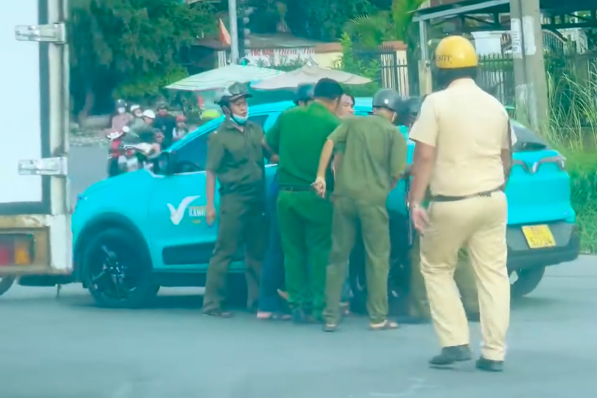 Lực lượng công an khống chế người đàn ông. Ảnh cắt từ clip. Lực lượng công an khống chế người đàn ông. Ảnh cắt từ clip.