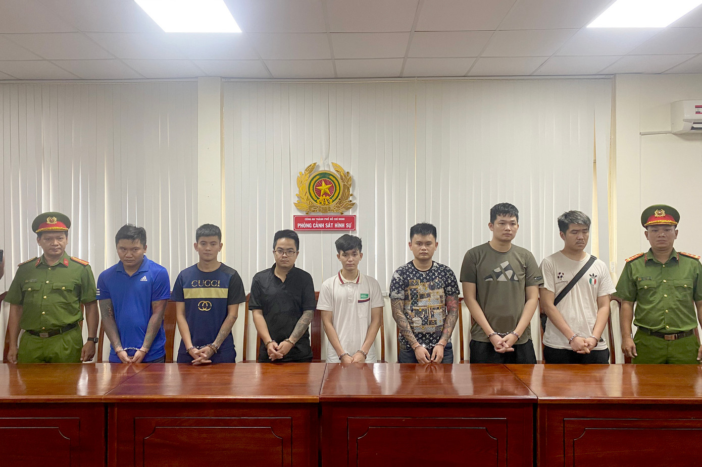 Hoàng Trọng Đức (thứ 4 từ phải qua) cùng đồng bọn lúc bị bắt. Ảnh: Công an cung cấp. Hoàng Trọng Đức (thứ 4 từ phải qua) cùng đồng bọn lúc bị bắt. Ảnh: Công an cung cấp.