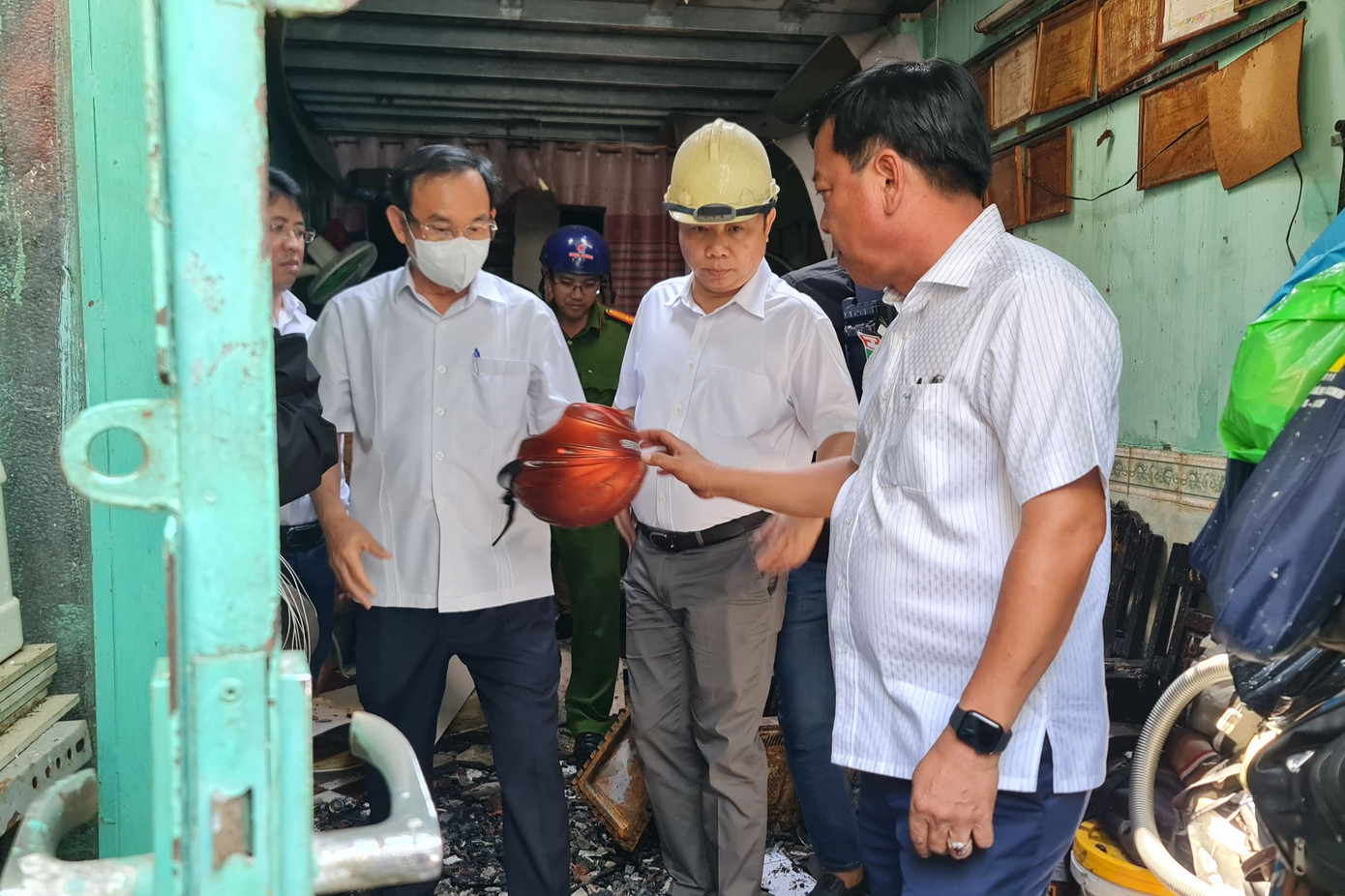 Bí thư Thành ủy TPHCM Nguyễn Văn Nên xuống hiện trường vụ cháy nhà.