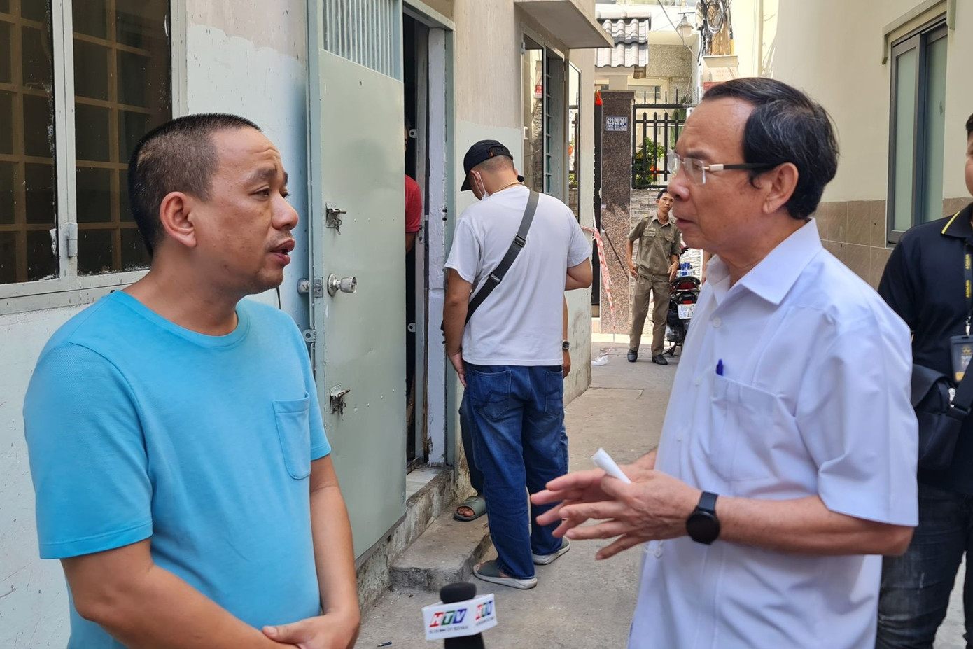 Bí thư Thành ủy TPHCM Nguyễn Văn Nên thăm hỏi, động viên tinh thần người nhà của các nạn nhân.