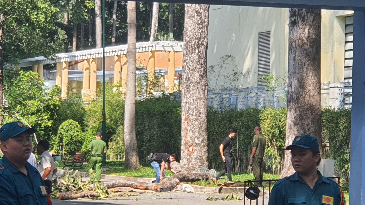 Công an khám nghiệm hiện trường. Ảnh: Hoàng Thuận. Công an khám nghiệm hiện trường. Ảnh: Hoàng Thuận.