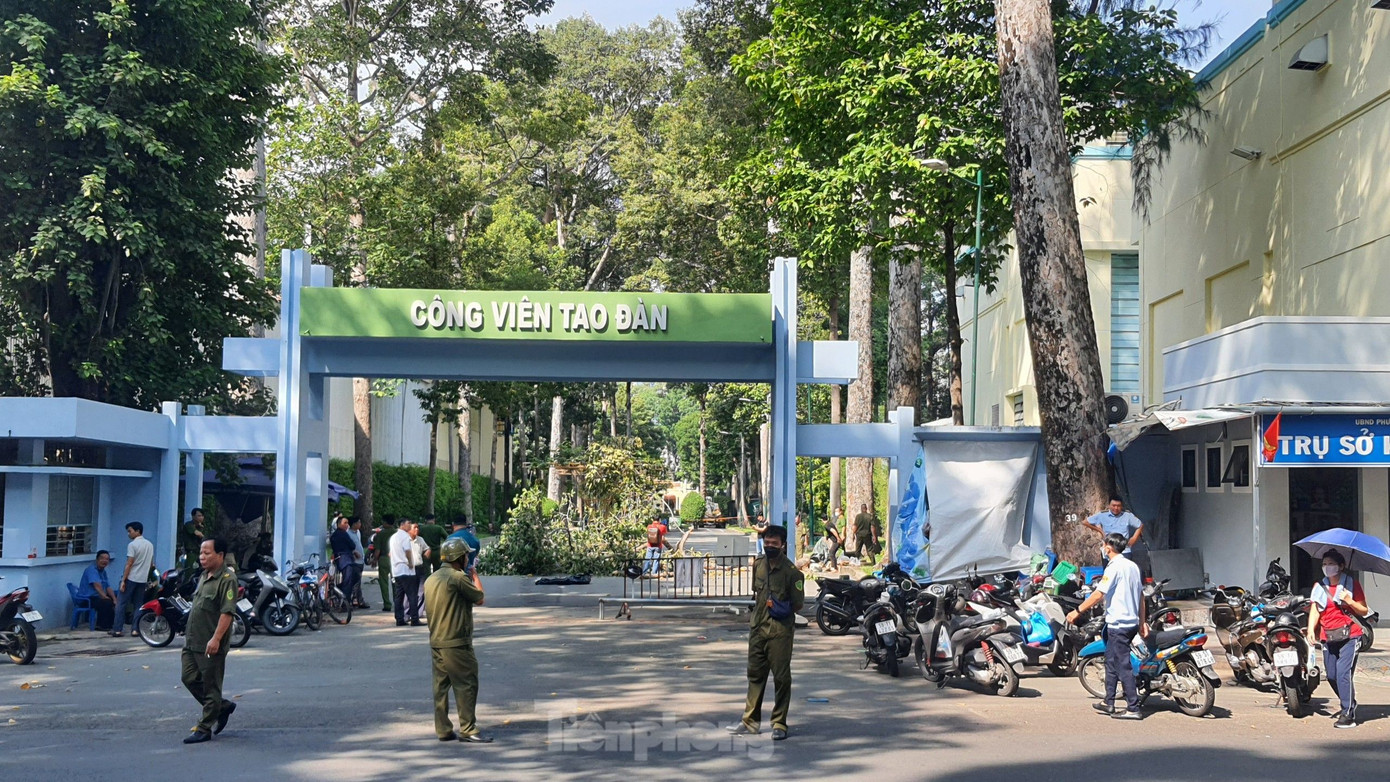 Lực lượng chức năng phong tỏa hiện trường. Ảnh: Hoàng Thuận. Lực lượng chức năng phong tỏa hiện trường. Ảnh: Hoàng Thuận.