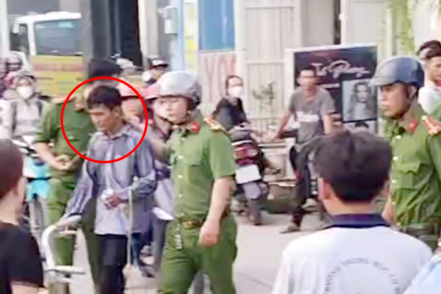 Công an khống chế nghi phạm (khoanh tròn đỏ) tại khu vực xảy ra vụ việc.