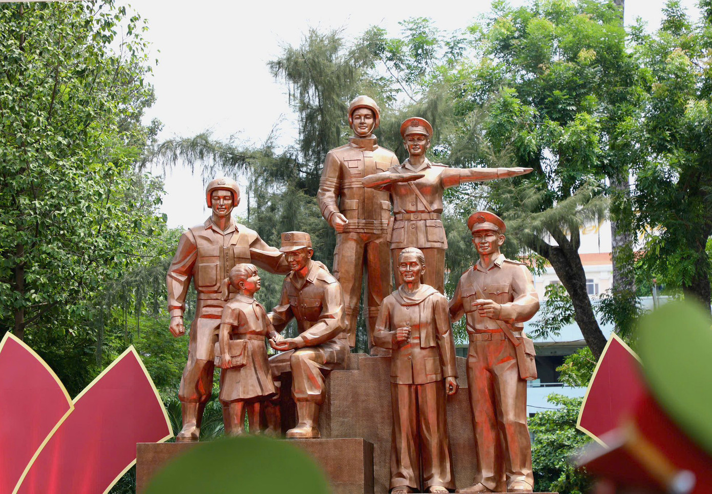 Tượng đài &quot;Vì bình yên cuộc sống&quot; gồm 7 nhân vật. Ảnh: C.A.