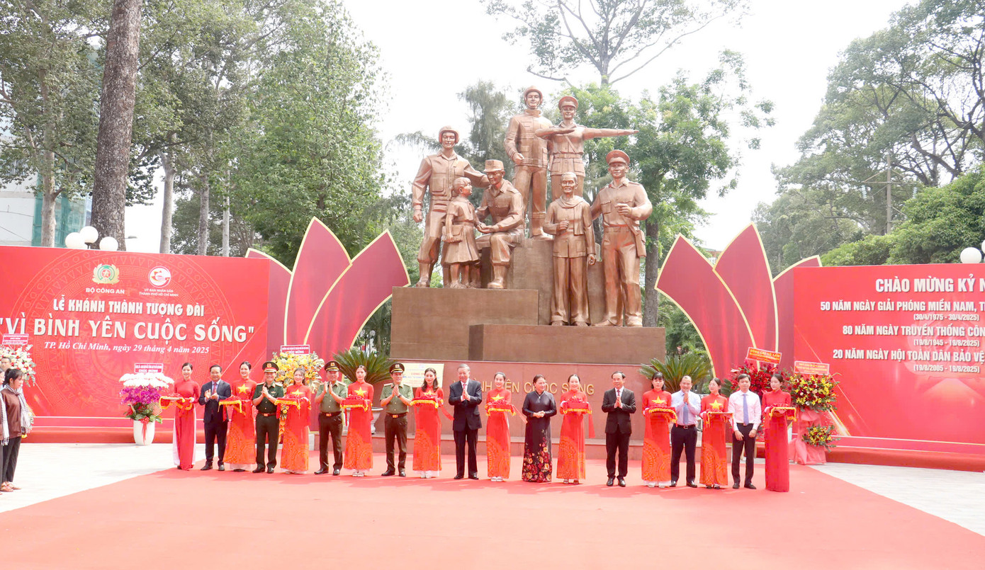 Tổng Bí thư Tô Lâm cùng các đại biểu thực hiện nghi thức cắt băng khánh thành. Ảnh: C.A.