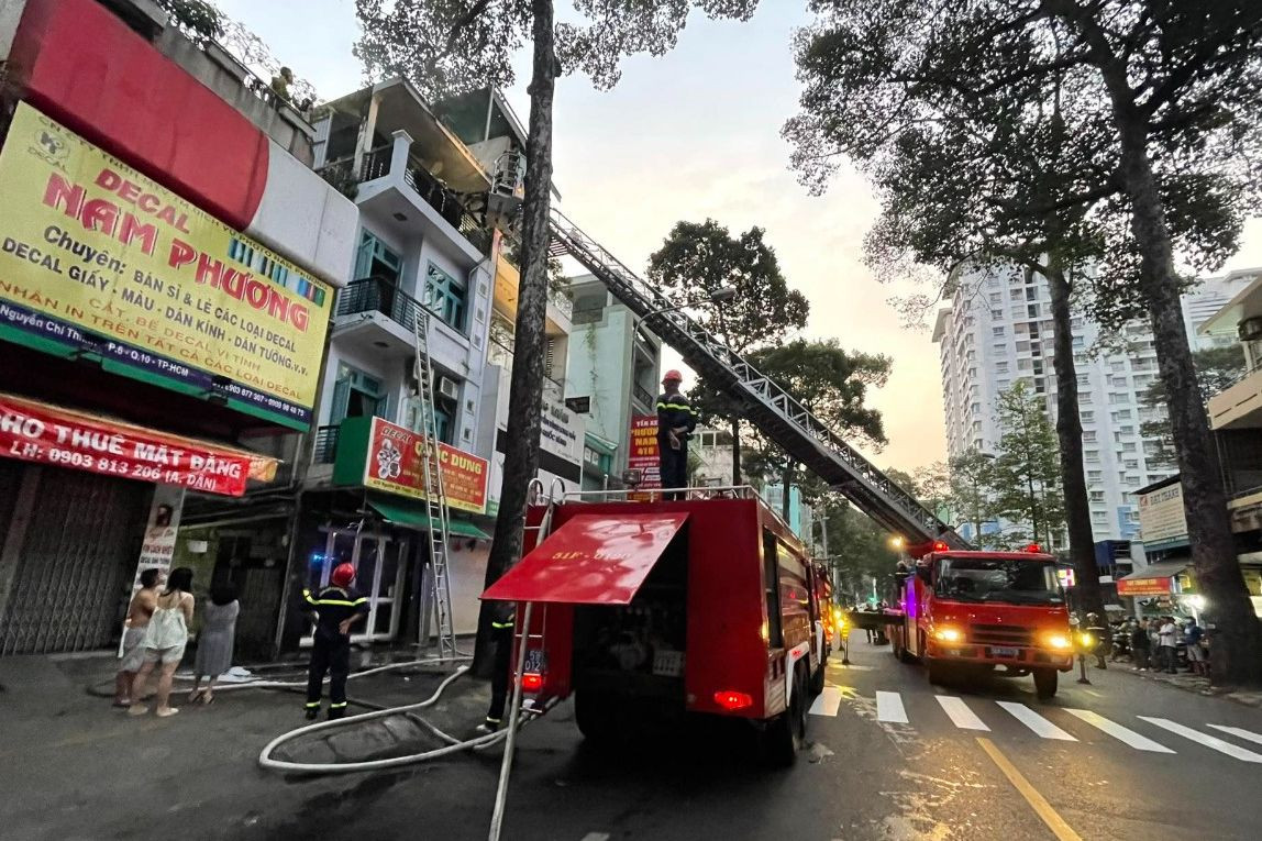 Cảnh sát dùng xe thang cứu 6 người mắc kẹt trong căn nhà xảy ra hỏa hoạn. Ảnh: PC07