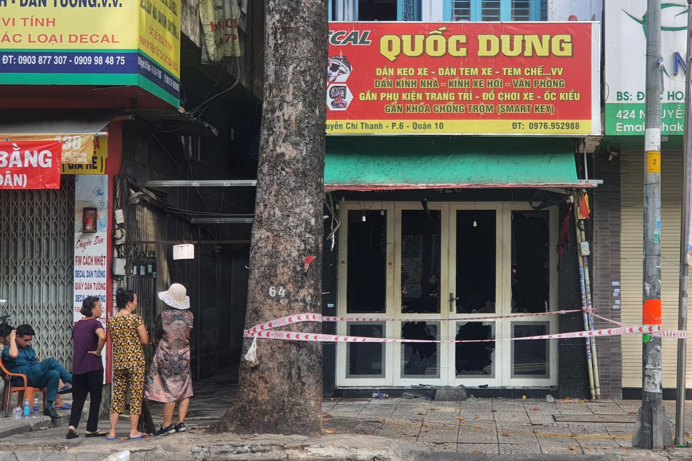 Căn nhà xảy ra hỏa hoạn được căng dây phong tỏa. Ảnh: Hoàng Thuận.