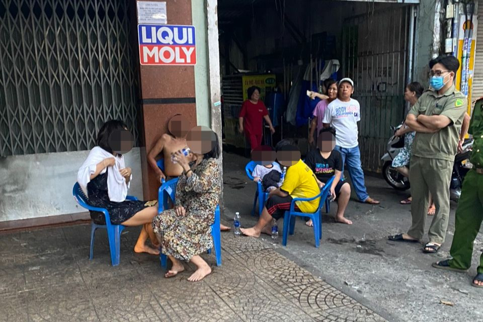 2 người lớn và 4 trẻ em được đưa xuống đất an toàn. Ảnh: PC07.