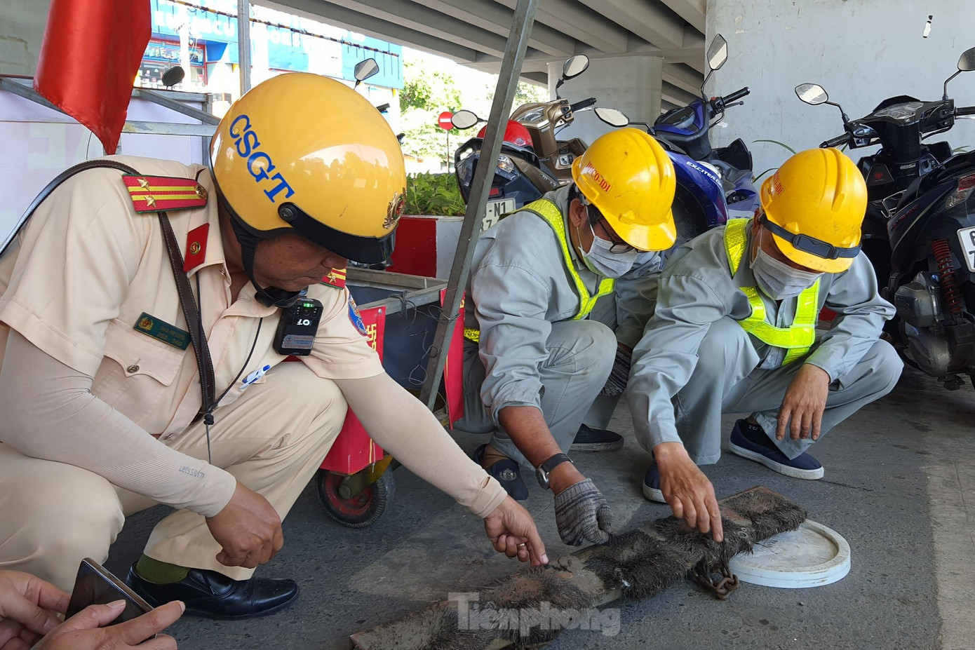 Thanh nam châm lớn giúp hút đinh, vật sắc nhọn trên đường. Ảnh: Hoàng Thuận.