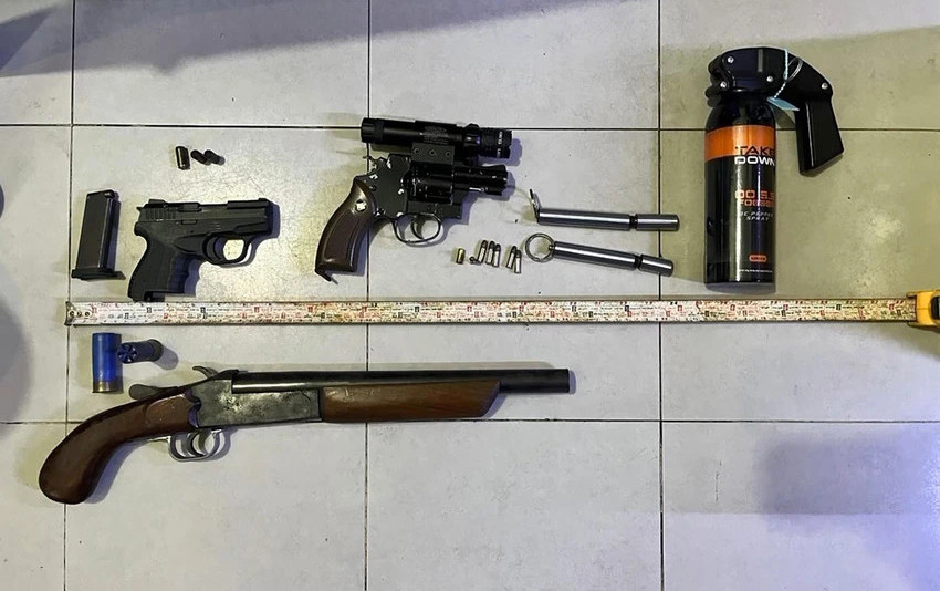 Các khẩu súng và bình xịt hơi cay thu giữ của nhóm đối tượng. Ảnh: A.X.