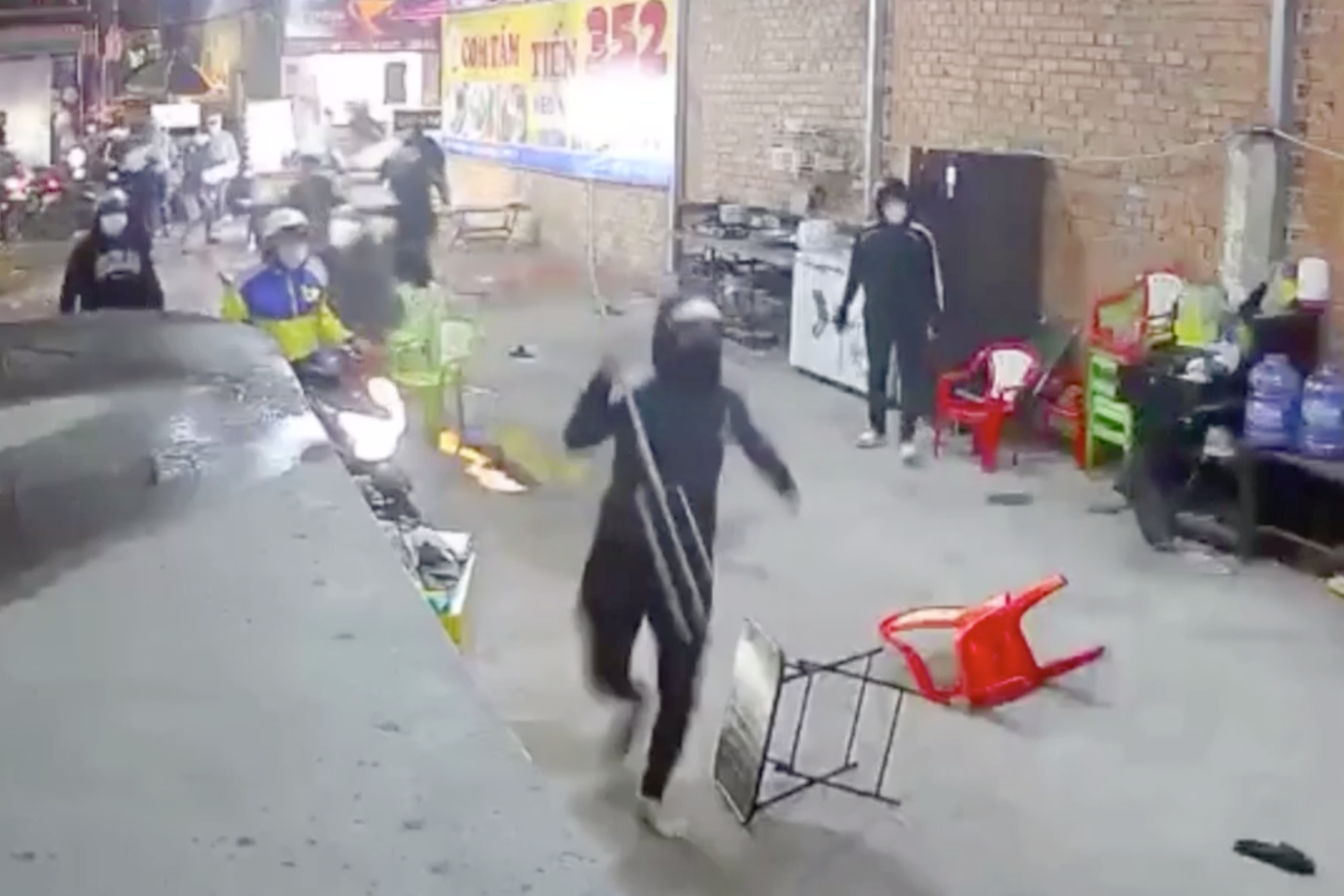 Camera ghi lại hình ảnh băng nhóm của Trường cầm cây ba chĩa xông vào tấn công người trong quán cà phê. Ảnh: A.X.