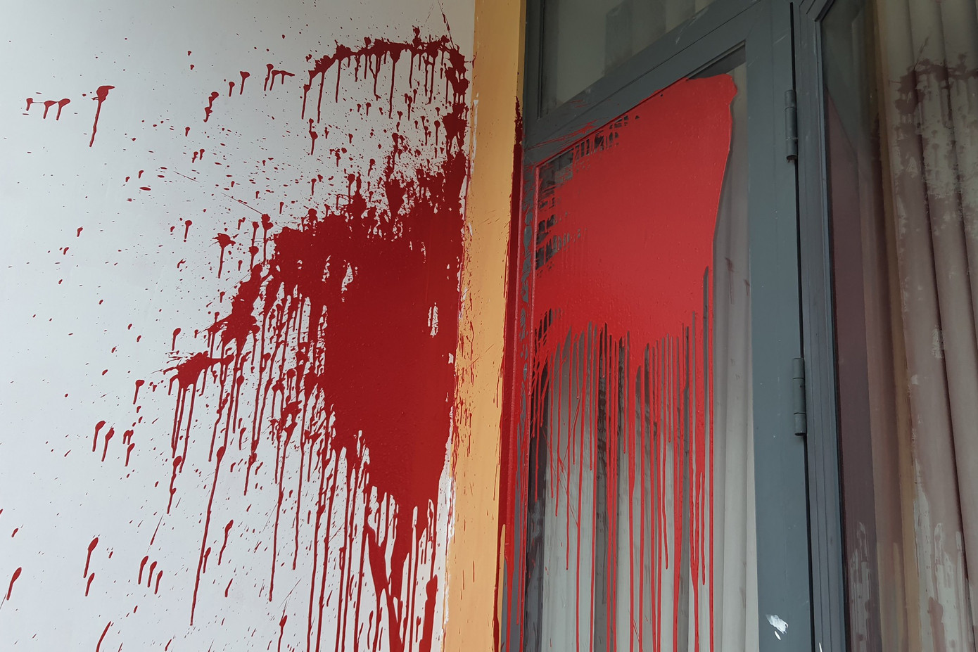 Vệt sơn đỏ dính đầy tường và cửa ở lầu 1. Ảnh: Hoàng Thuận. Vệt sơn đỏ dính đầy tường và cửa ở lầu 1. Ảnh: Hoàng Thuận.