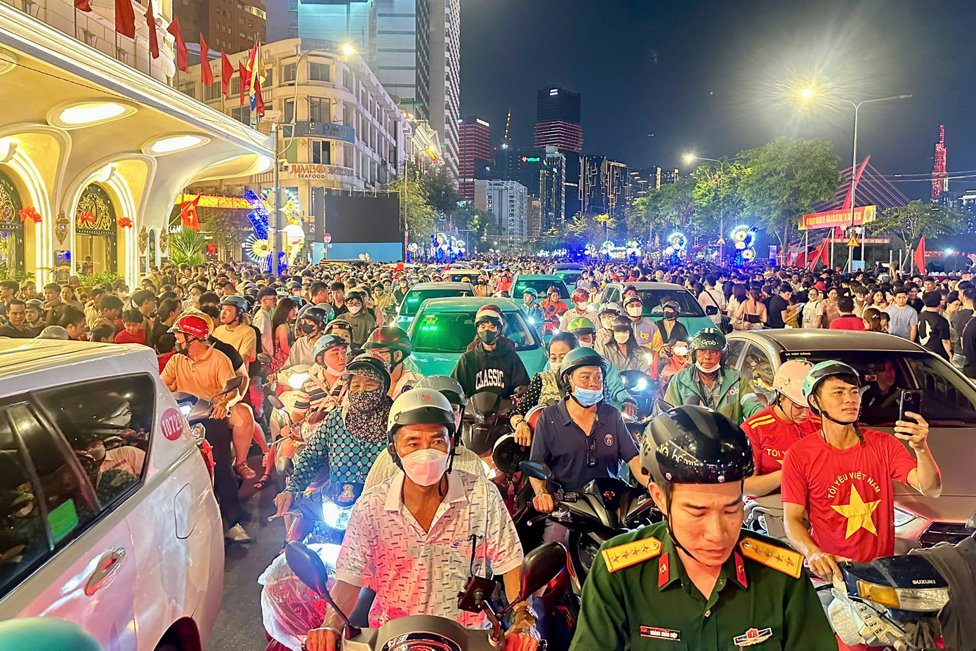 Nức lòng 'đại tiệc' pháo hoa mừng 50 năm thống nhất đất nước ảnh 1