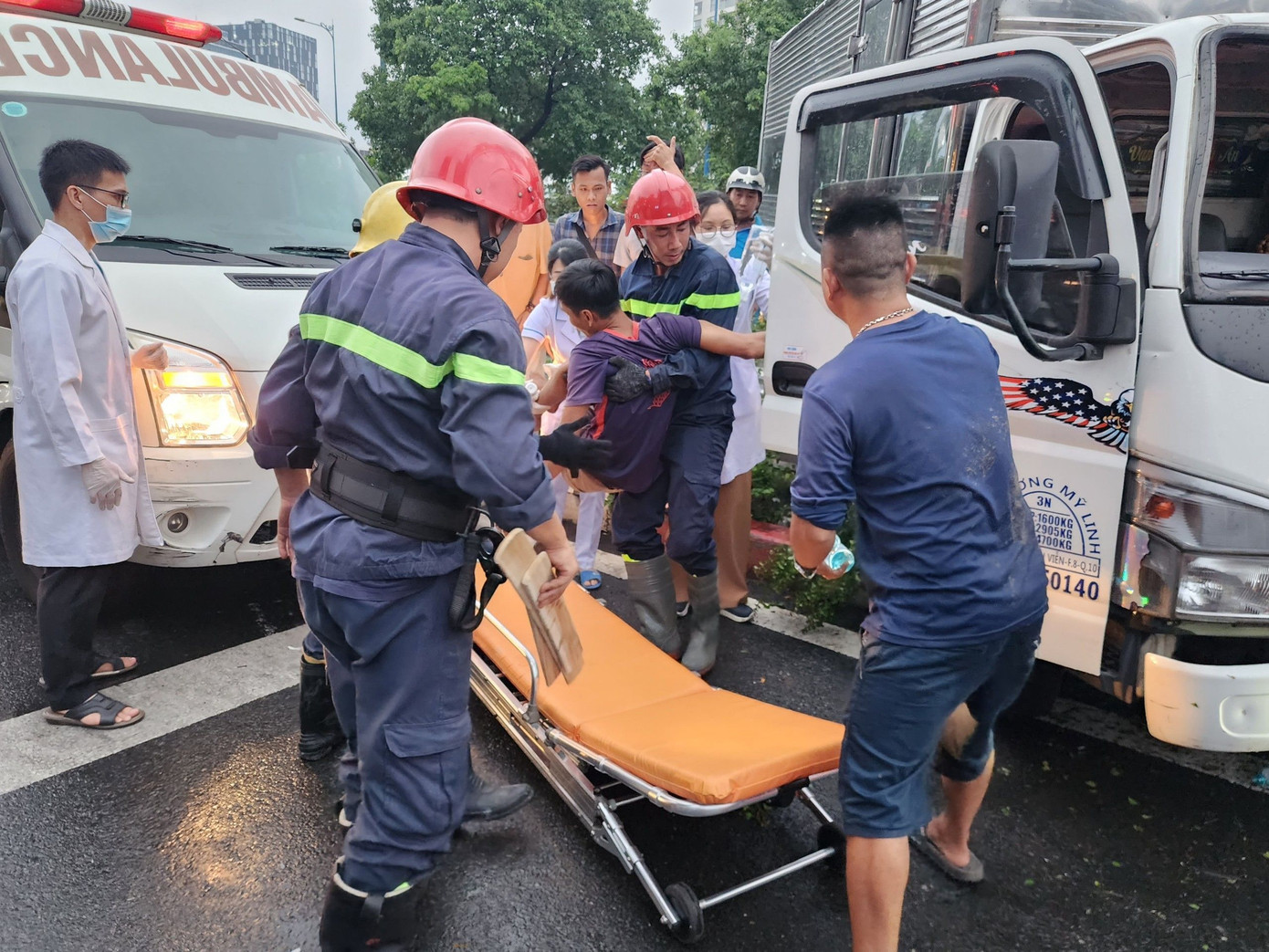 Nam tài xế được lực lượng cứu hộ đưa ra khỏi cabin xe tải. Ảnh: M.A. Nam tài xế được lực lượng cứu hộ đưa ra khỏi cabin xe tải. Ảnh: M.A.