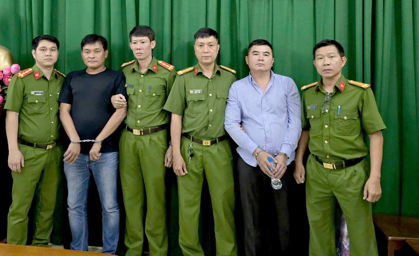 Trung "mọi" và Nam "cây thị" thời điểm bị bắt. Ảnh: Công an cung cấp.