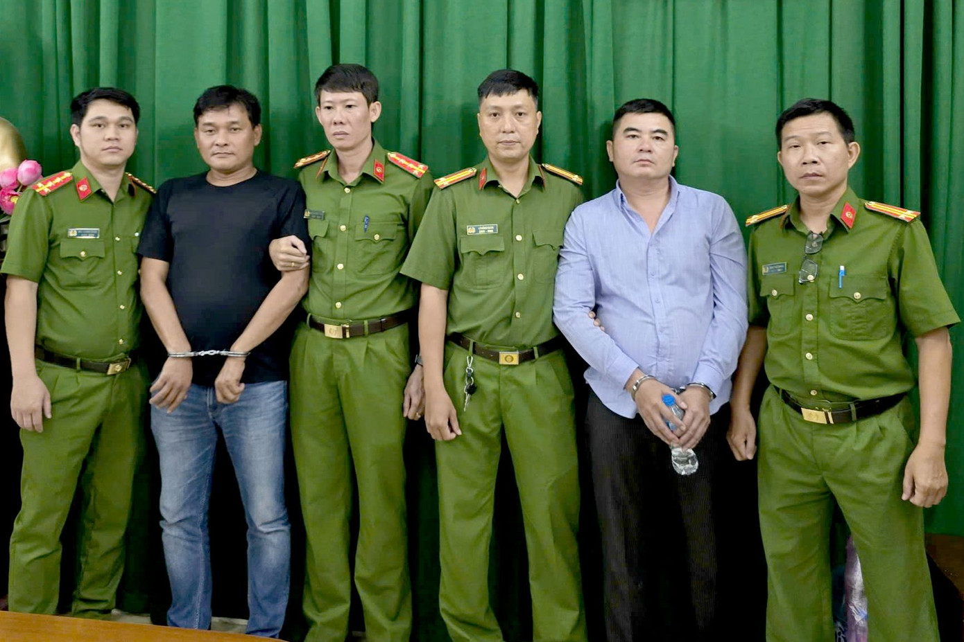 Trung "mọi" và Nam "cây thị" thời điểm bị bắt. Ảnh: Công an cung cấp. Trung "mọi" và Nam "cây thị" thời điểm bị bắt. Ảnh: Công an cung cấp.