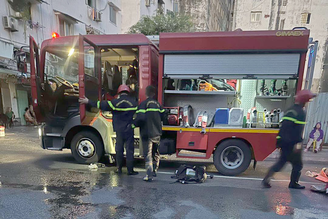 Lực lượng chữa cháy có mặt tại hiện trường. Ảnh: C.A. Lực lượng chữa cháy có mặt tại hiện trường. Ảnh: C.A.