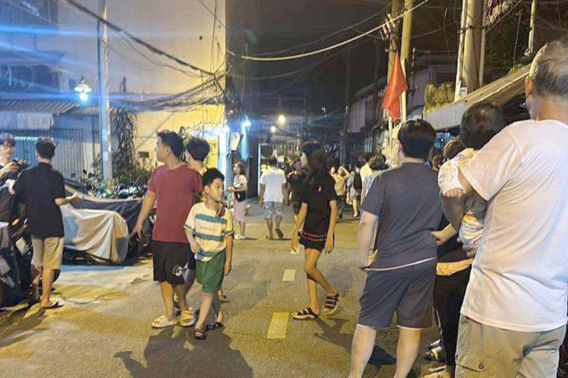 Người dân sinh sống trong trong chung cư di tản xuống đất khi xảy ra cháy. Ảnh: C.A. Người dân sinh sống trong trong chung cư di tản xuống đất khi xảy ra cháy. Ảnh: C.A.