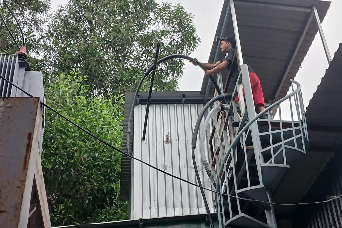 Hành vi câu trộm điện gây thất thoát hàng tỷ đồng. Ảnh: A.X. Hành vi câu trộm điện gây thất thoát hàng tỷ đồng. Ảnh: A.X.