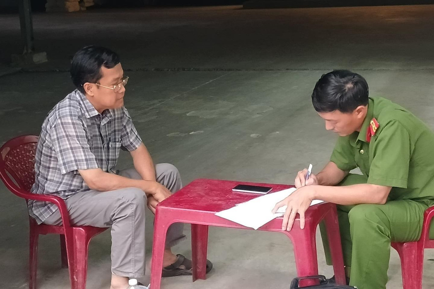 Công an làm việc với những người liên quan. Ảnh: A.X. Công an làm việc với những người liên quan. Ảnh: A.X.