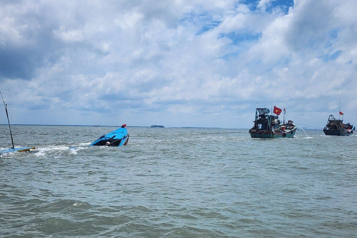 Tàu cá bị chìm được trục vớt.