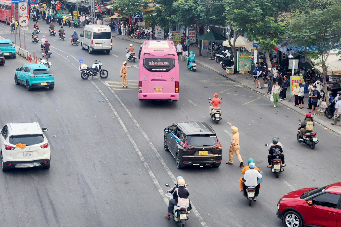 Chiều 29/4, PC08 đồng loạt ra quân đảm bảo TTATGT tại các cửa ngõ TPHCM. Ảnh: C.A.