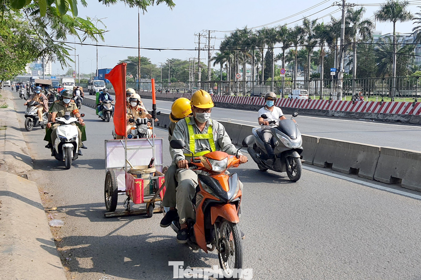 Lực lượng chức năng kéo xe hút đinh trên quốc lộ 1 vào sáng 25/4 (Ảnh: Hoàng Thuận). Lực lượng chức năng kéo xe hút đinh trên quốc lộ 1 vào sáng 25/4 (Ảnh: Hoàng Thuận).