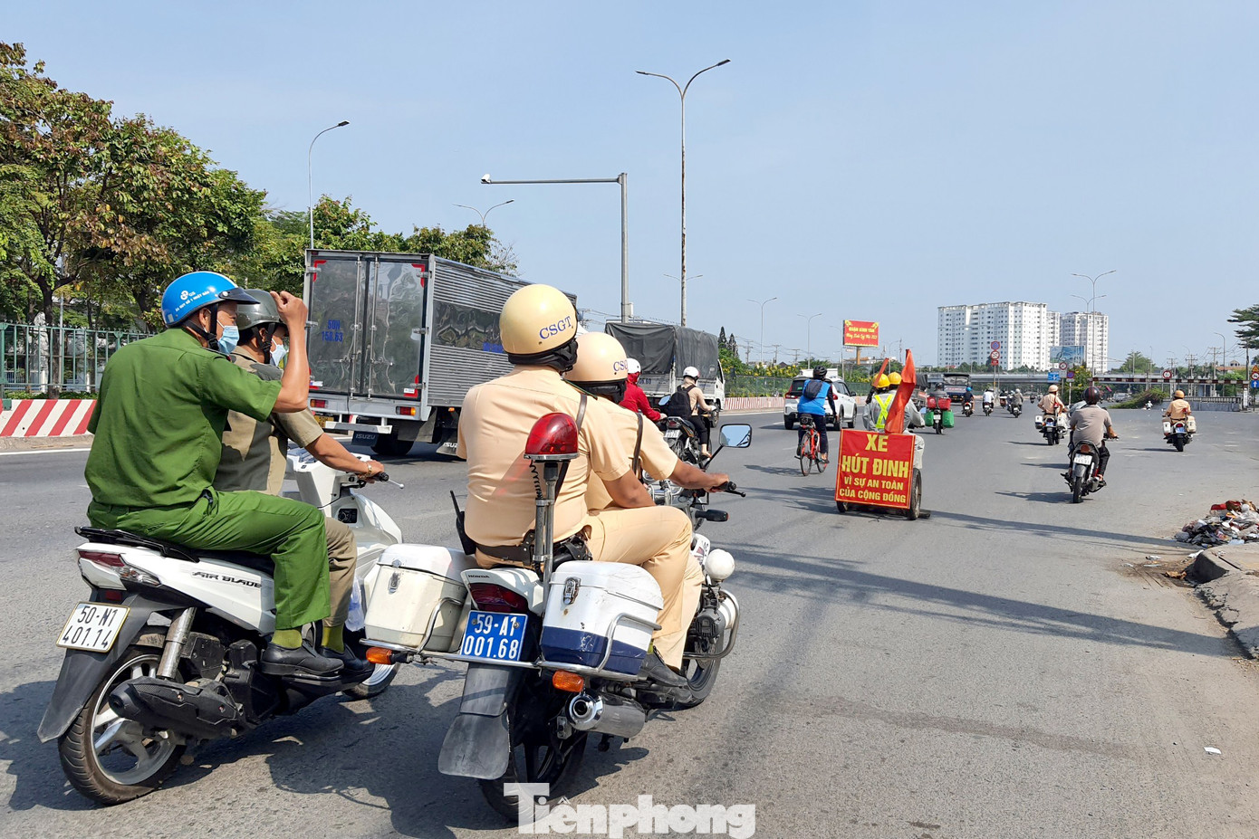Nhiều năm qua, quốc lộ 1 qua địa bàn quận Bình Tân thường xảy ra tình trạng rải đinh vào các dịp lễ, Tết khiến người dân bất an. Trong ảnh, lực lượng chức năng kéo xe hút đinh trước một công ty có đông công nhân làm việc. (Ảnh: Hoàng Thuận). Nhiều năm qua, quốc lộ 1 qua địa bàn quận Bình Tân thường xảy ra tình trạng rải đinh vào các dịp lễ, Tết khiến người dân bất an. Trong ảnh, lực lượng chức năng kéo xe hút đinh trước một công ty có đông công nhân làm việc. (Ảnh: Hoàng Thuận).