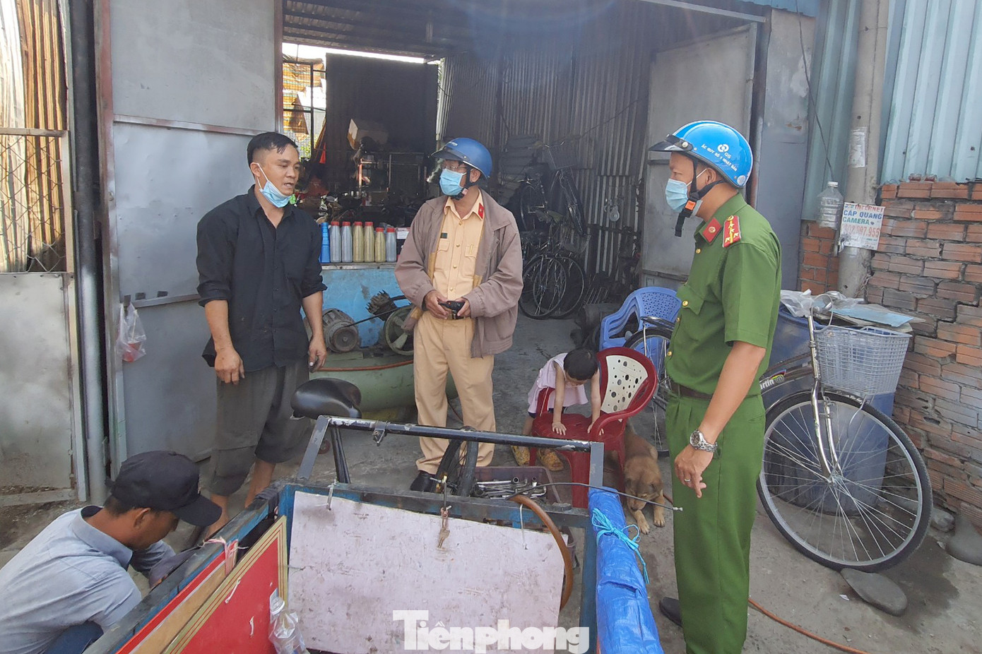 Lực lượng chức năng nhắc nhở, vận động một chủ tiệm sửa xe không rải vật sắt nhọn (Ảnh: Hoàng Thuận). Lực lượng chức năng nhắc nhở, vận động một chủ tiệm sửa xe không rải vật sắt nhọn (Ảnh: Hoàng Thuận).