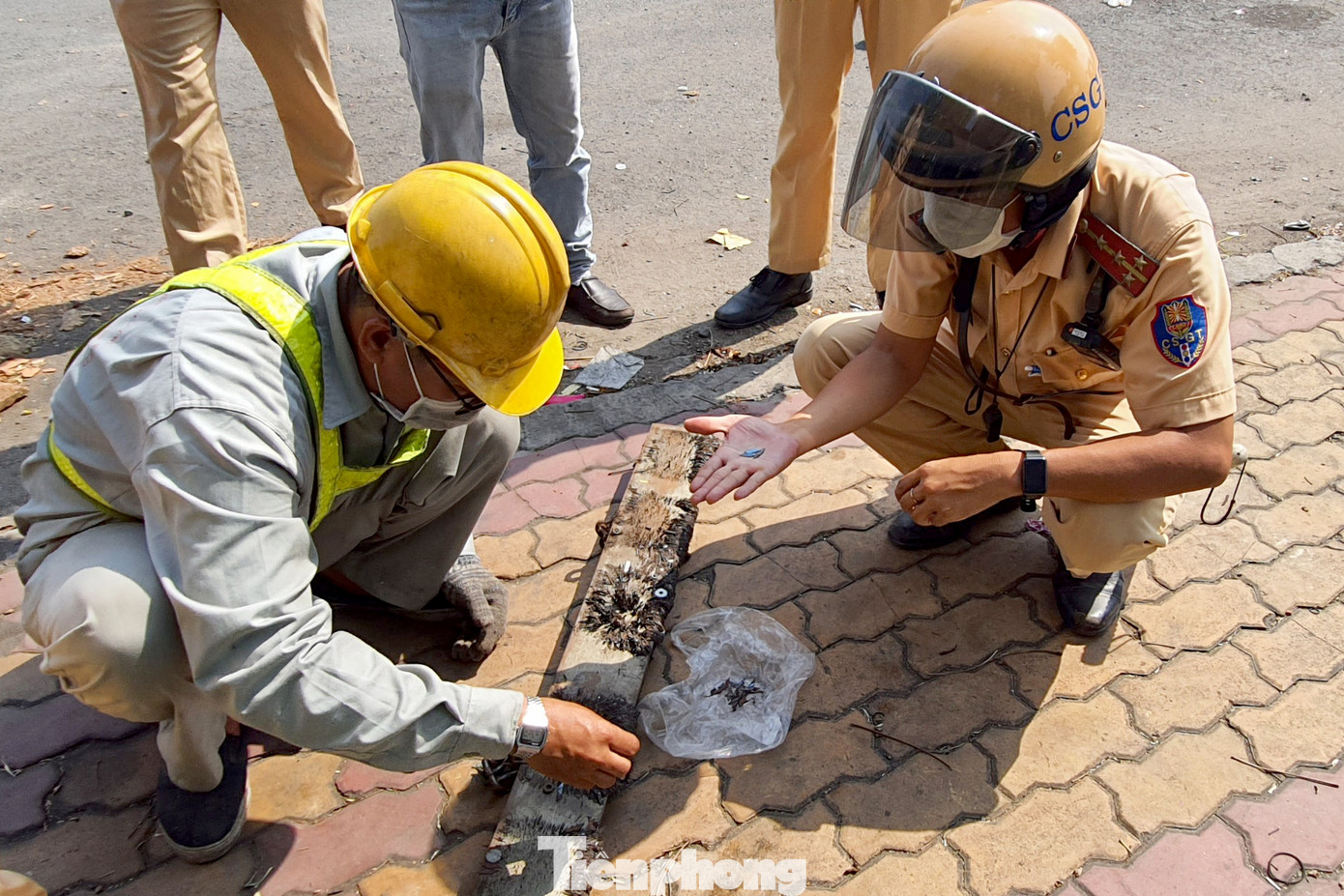 Các mảnh đinh nhọn bám vào thanh nam châm (Ảnh: Hoàng Thuận). Các mảnh đinh nhọn bám vào thanh nam châm (Ảnh: Hoàng Thuận).