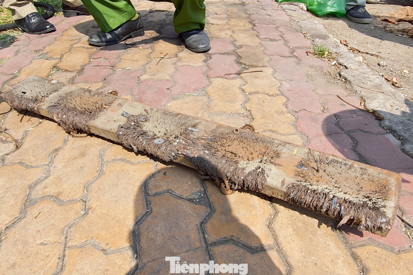 Số đinh nhọn gom được vào sáng 25/4 đã giảm rõ rệt (Ảnh: Hoàng Thuận). Số đinh nhọn gom được vào sáng 25/4 đã giảm rõ rệt (Ảnh: Hoàng Thuận).