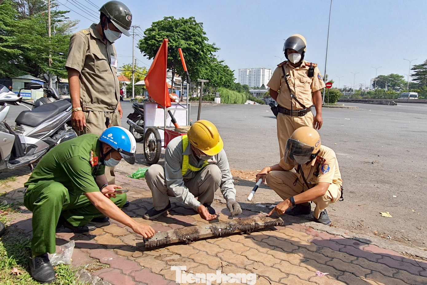 Lực lượng chức năng kiểm tra các mảnh đinh (Ảnh: Hoàng Thuận). Lực lượng chức năng kiểm tra các mảnh đinh (Ảnh: Hoàng Thuận).