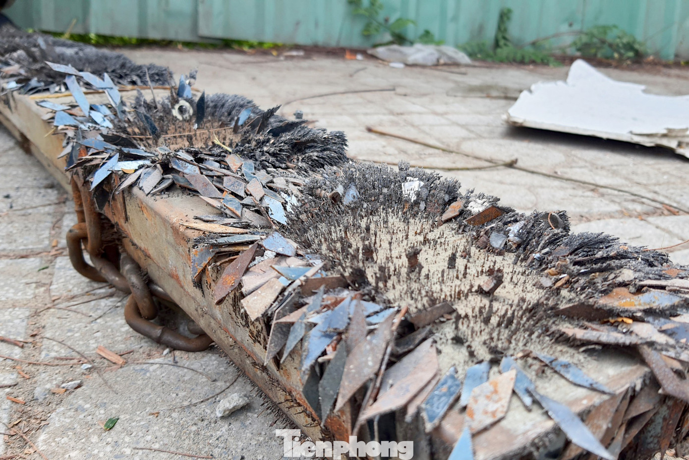 Trong ảnh là hàng trăm mảnh đinh được thu gom vào sáng 11/4 (Ảnh: Hoàng Thuận). Trong ảnh là hàng trăm mảnh đinh được thu gom vào sáng 11/4 (Ảnh: Hoàng Thuận).