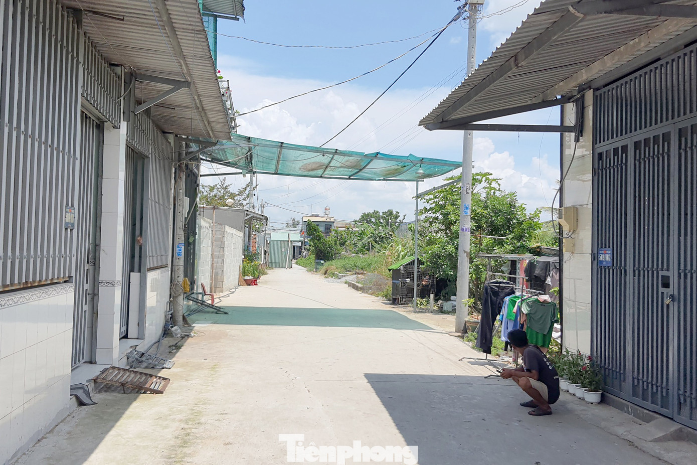 Khoảng cách từ cổng vào trong các nhà dân khoảng 60m (Ảnh: Hoàng Thuận).