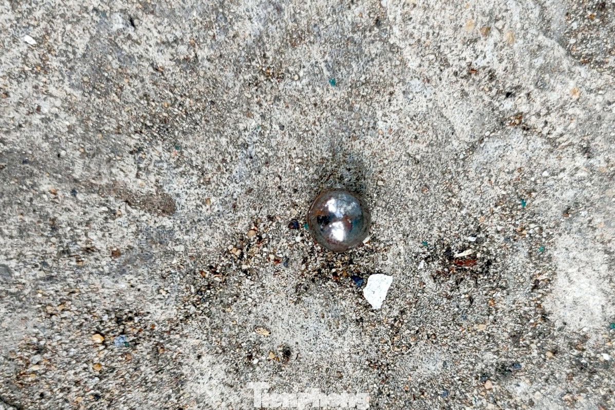 Viên đạn bi rơi lại hiện trường (Ảnh: Người dân cung cấp).