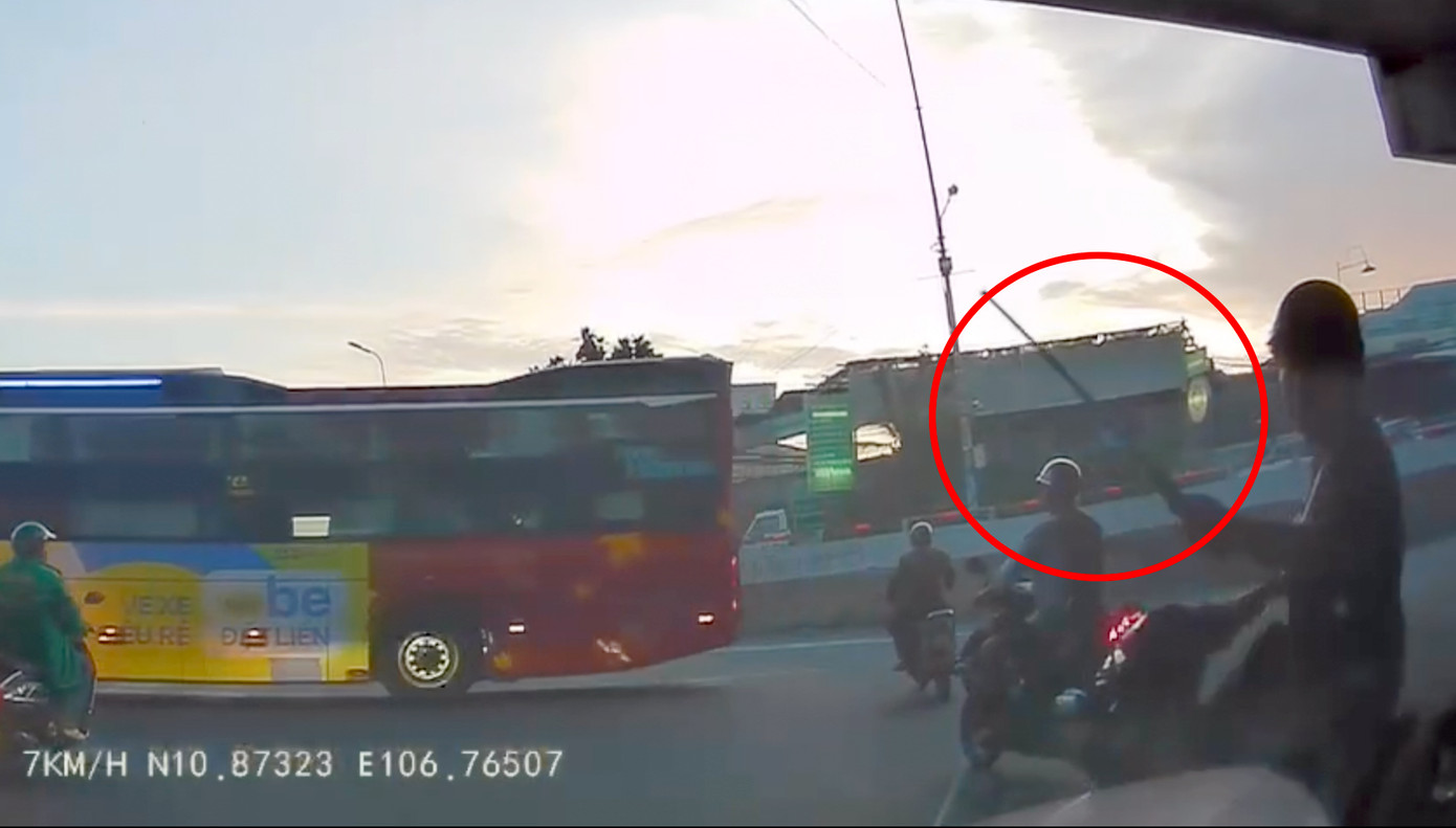 Ông Long dùng tuýp sắt (khoanh tròn đỏ) đập kính xe tải của ông H.. Ảnh cắt từ clip. Ông Long dùng tuýp sắt (khoanh tròn đỏ) đập kính xe tải của ông H.. Ảnh cắt từ clip.