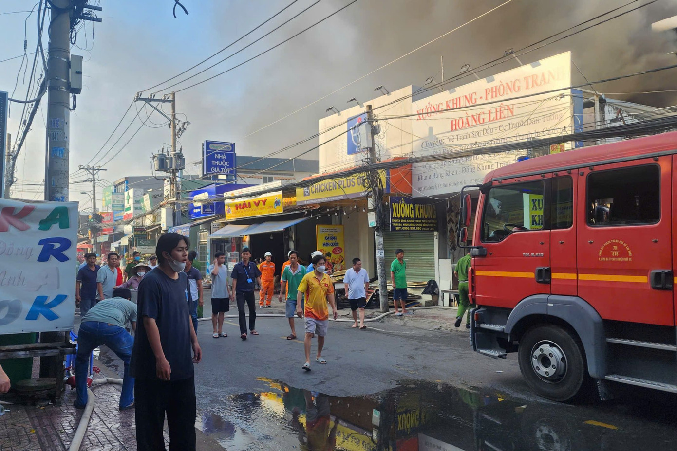 Xe chữa cháy có mặt tại hiện trường. Ảnh: N.S.