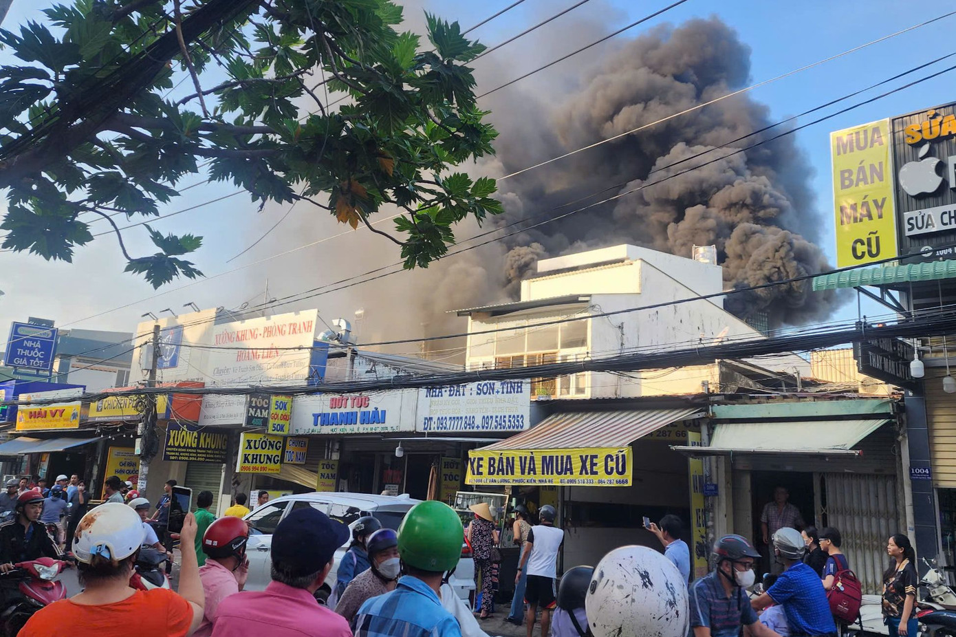 Khói đen bốc lên từ đám cháy. Ảnh: N.S.