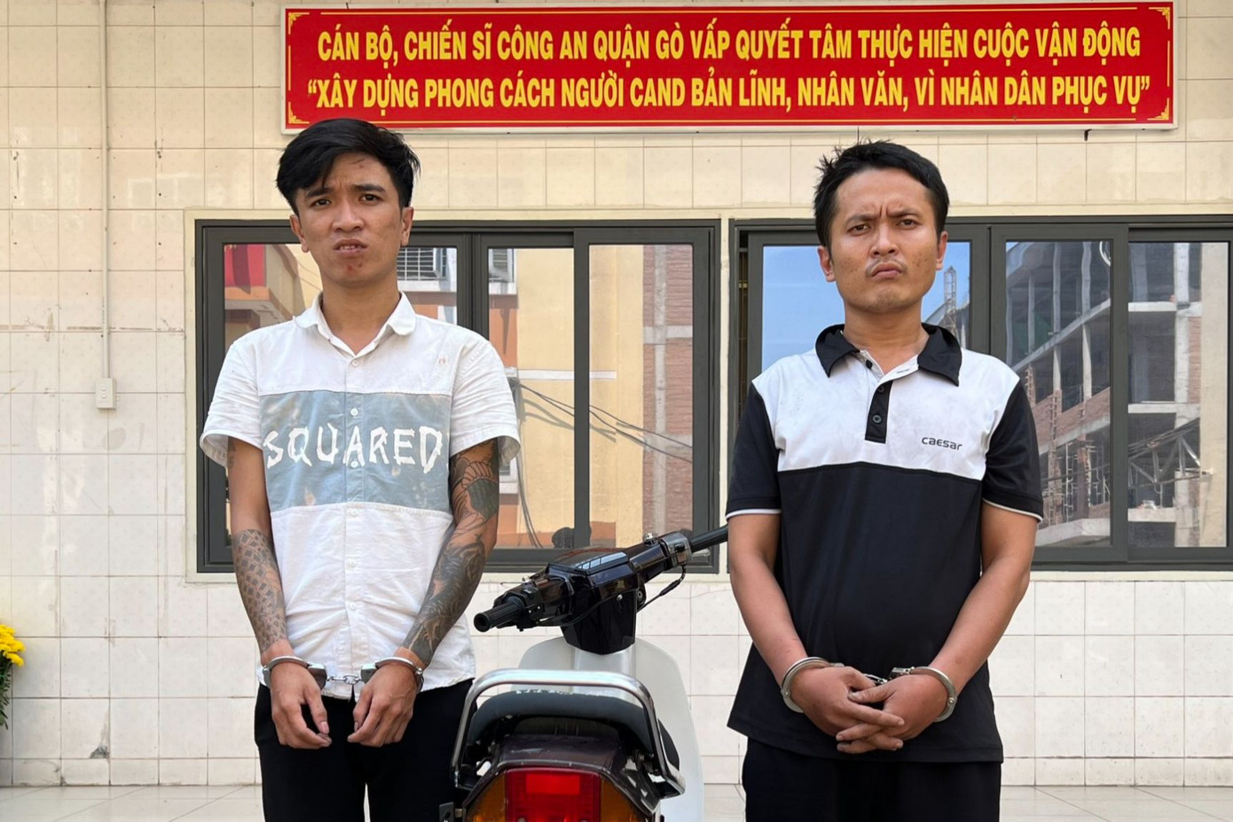 Đối tượng Nghĩa (bên phải) và Hạnh tại cơ quan công an. Ảnh: H.T.