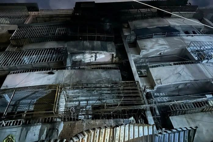 Mặt trước của cư xá bị ám khói đen. Ảnh: C.A. Mặt trước của cư xá bị ám khói đen. Ảnh: C.A.