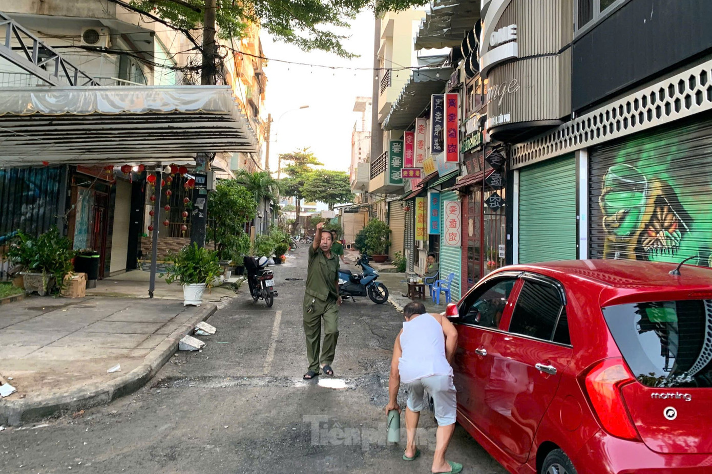 Lực lượng chức năng phong tỏa nghiêm ngặt hiện trường để khám nghiệm, làm rõ nguyên nhân vụ cháy. Ảnh: Hoàng Thuận. Lực lượng chức năng phong tỏa nghiêm ngặt hiện trường để khám nghiệm, làm rõ nguyên nhân vụ cháy. Ảnh: Hoàng Thuận.