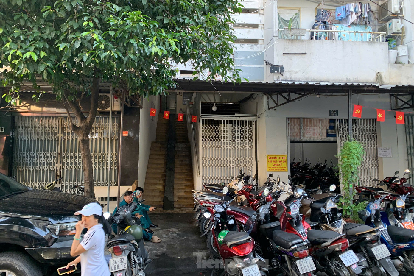 Cầu thang dẫn lên căn hộ xảy ra cháy được phong tỏa. Ảnh: Hoàng Thuận. Cầu thang dẫn lên căn hộ xảy ra cháy được phong tỏa. Ảnh: Hoàng Thuận.