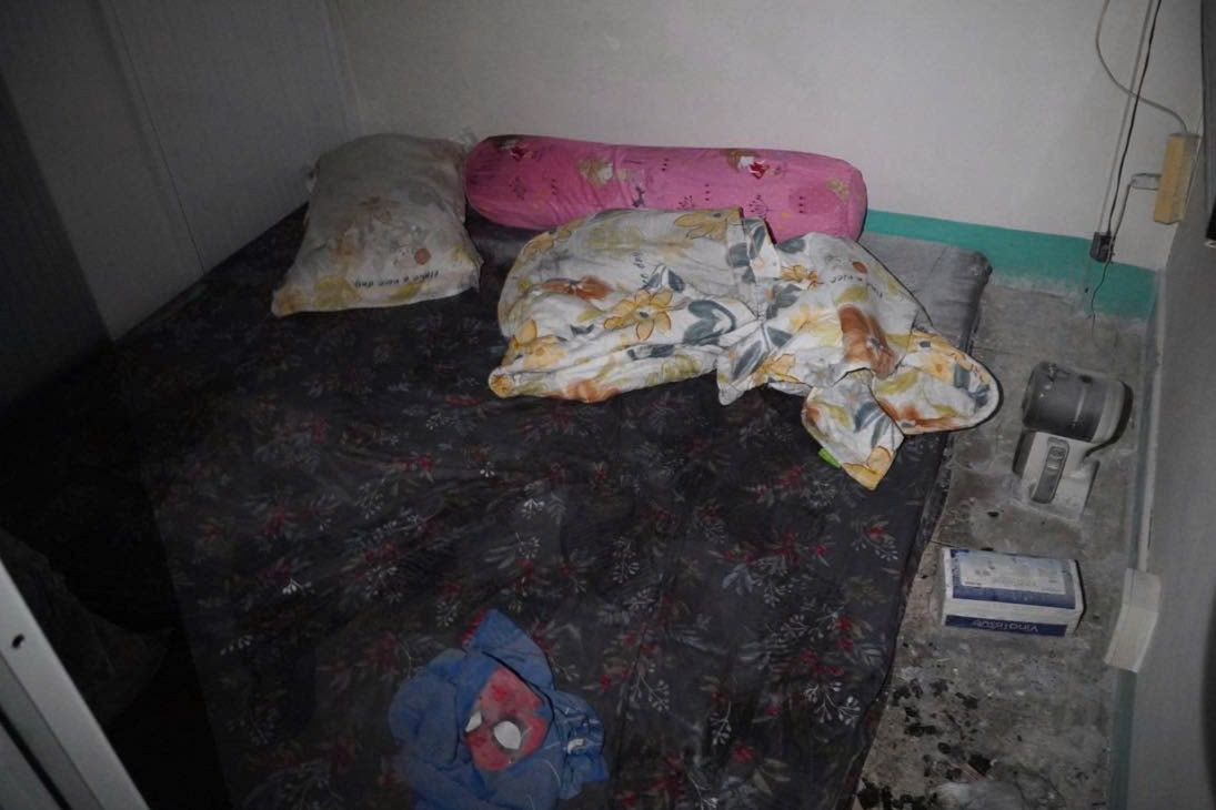 Một phòng ngủ bị ám khói. Ảnh: C.A.